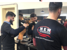 Kursantet e kursit Berber gjate praktikes me njeri tjetrin 4